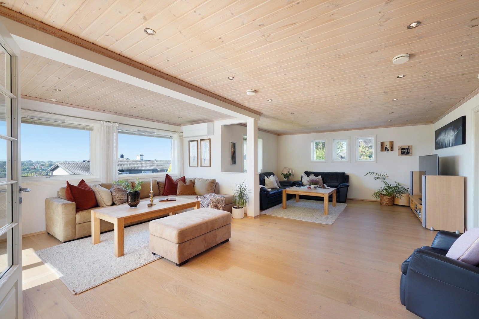 Åpent og luftig stue byr på flere innredningsmuligheter, alt etter ønsker og behov. Galleribilde