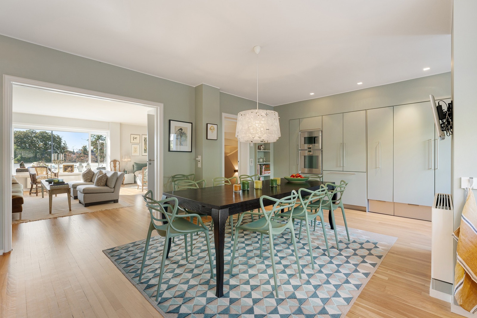 Smakfullt innredet kjøkken med god plass til alt du trenger Galleribilde