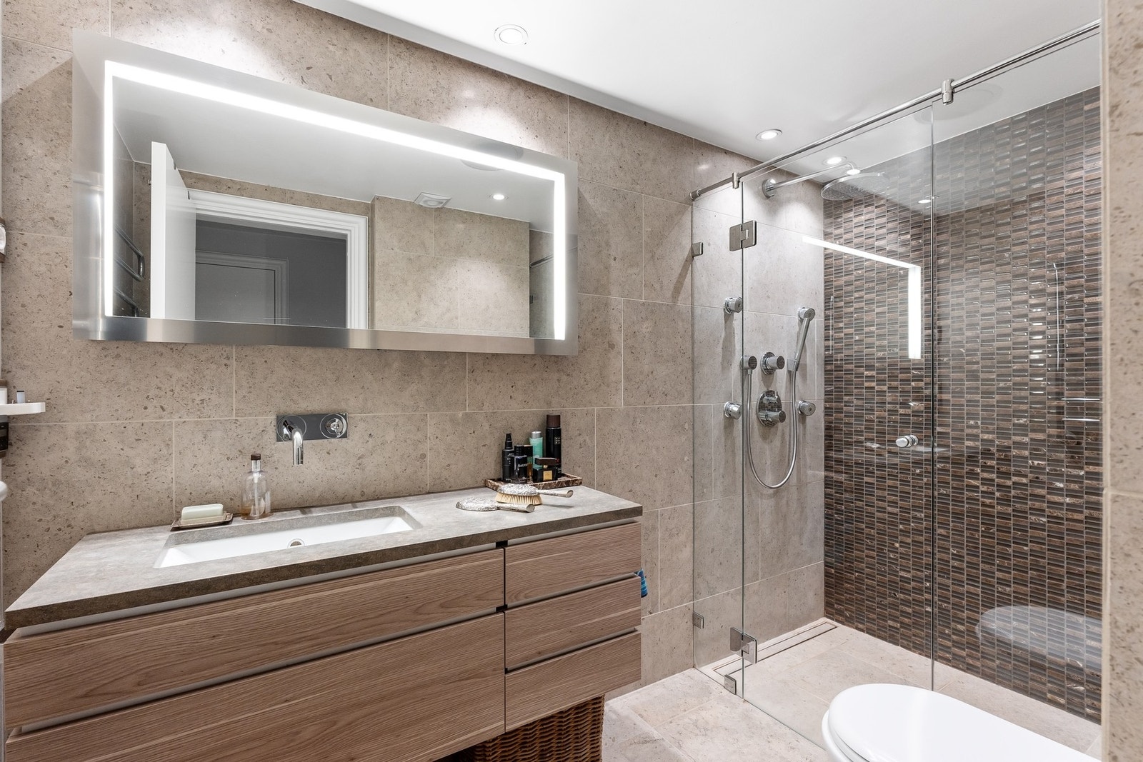 Smakfullt oppusset baderom, med lekker innredning Galleribilde