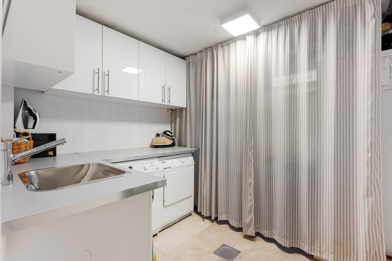 Vaskerom i u.etasjen med tilpasset innredning Galleribilde