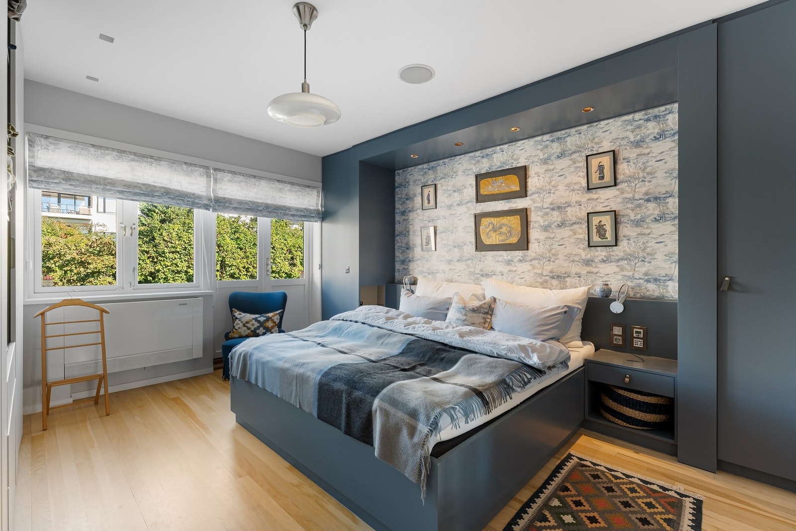 Hovedsoverom med snekkerbygde garderobeskap og innredning Galleribilde