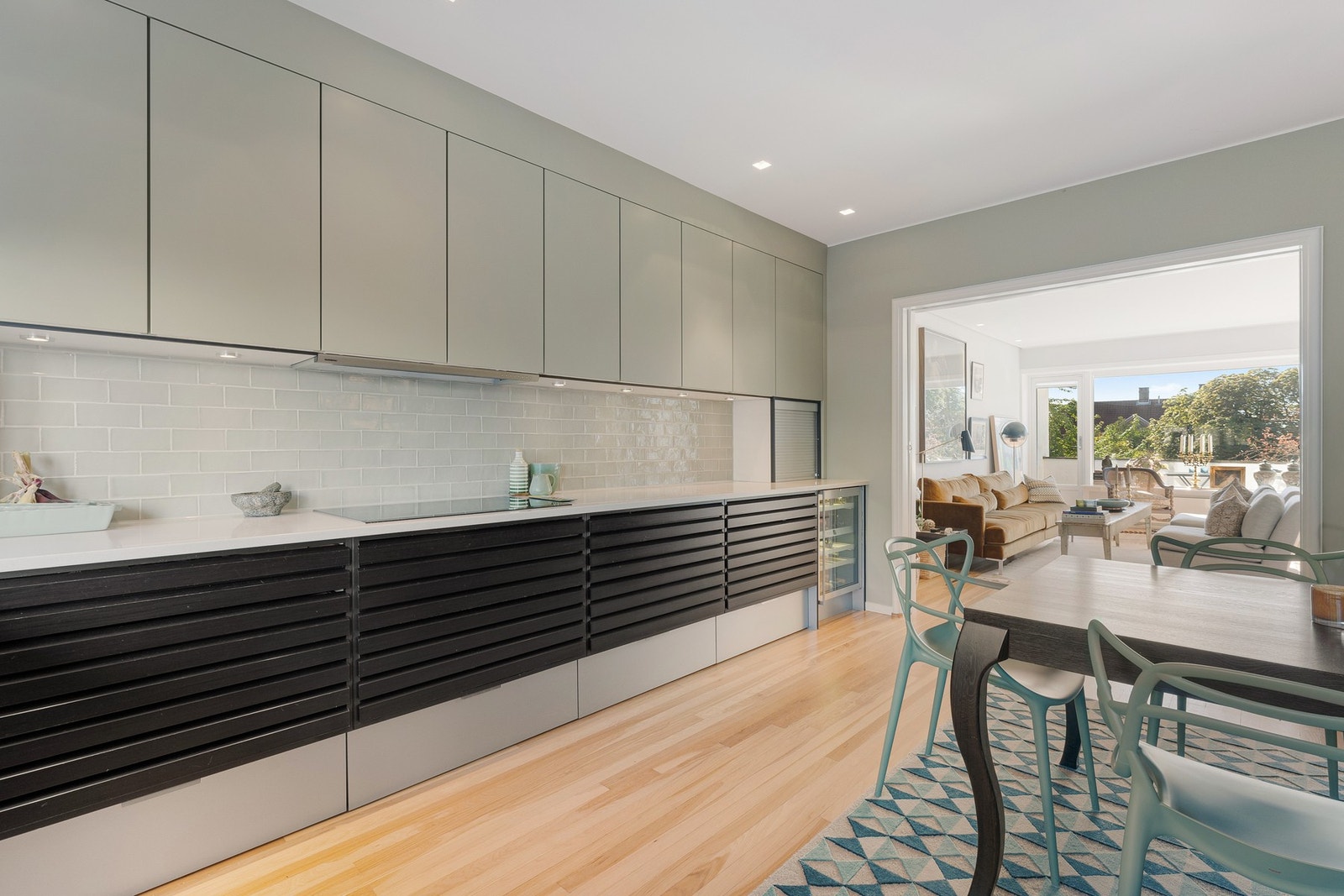 Kjøkkenet er fullt utstyrt med to stekeovner, vinskap, nedfelt bred induksjonstopp, oppvaskmaskin og kombinert kjøl/frys Galleribilde