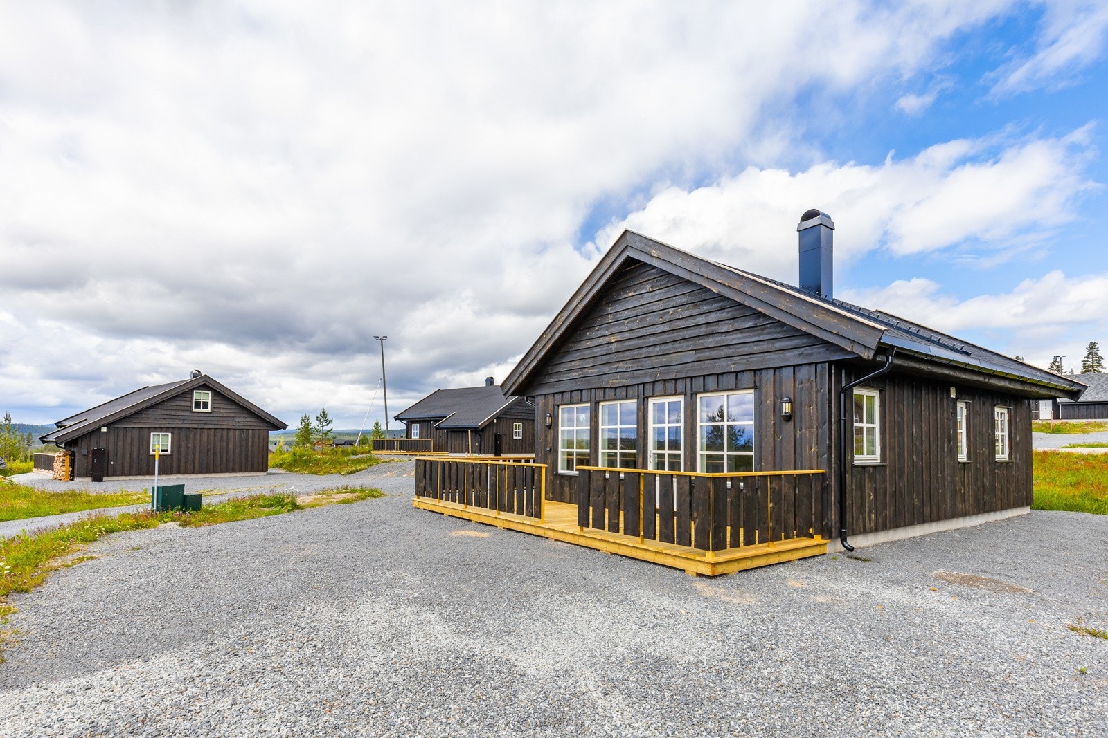 Tomten er på 509 kvm, og består i hovedsak av en gruslagt gårdsplass. Galleribilde