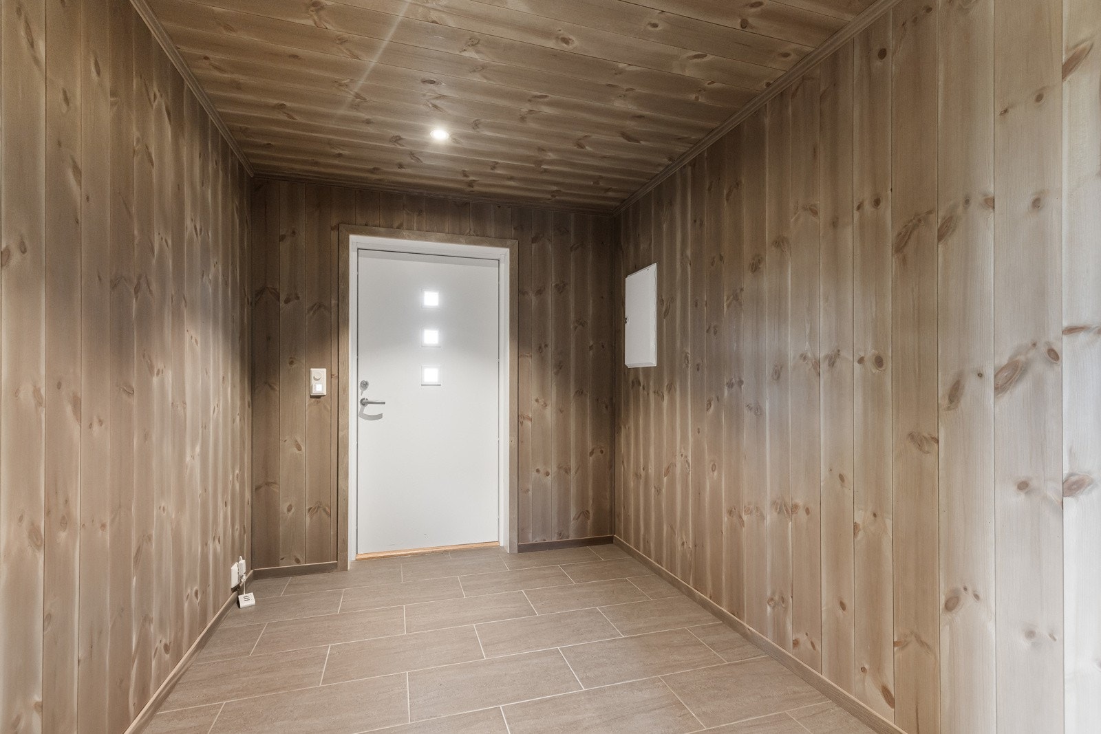 I entreen har man plass til både skap, speil og sitteplasser. Galleribilde