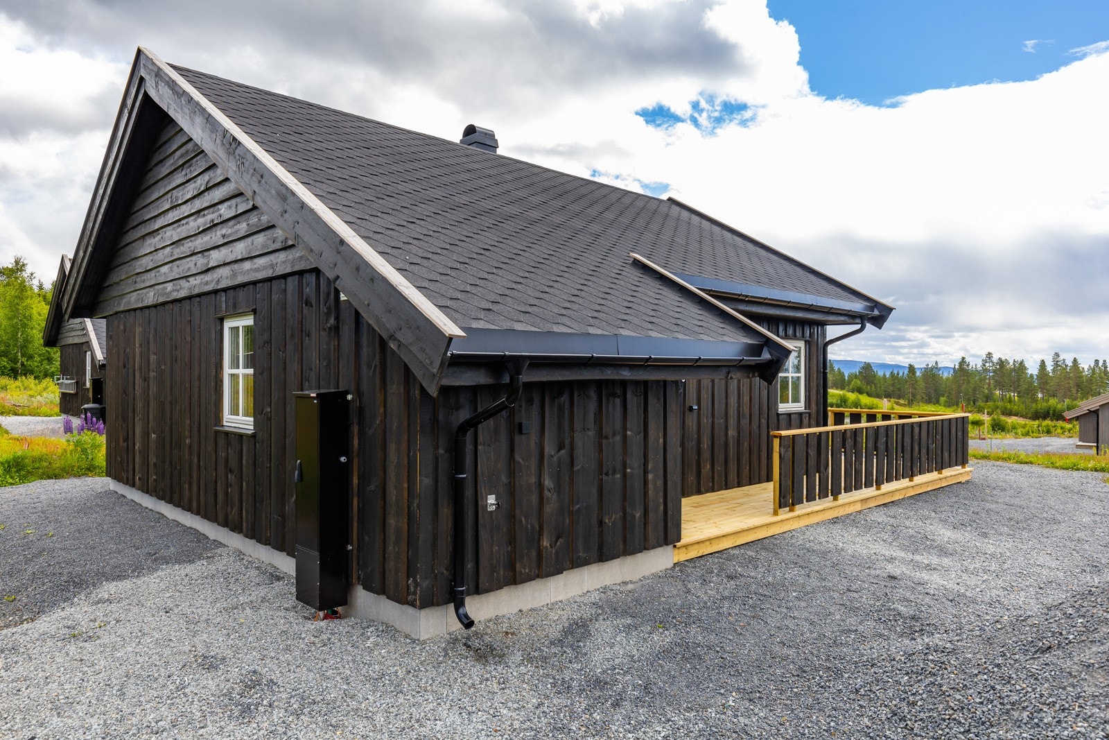 Utvendig kan du parkere bilen på egen gårdsplass, som gir deg enkel adkomst til hytta. Galleribilde
