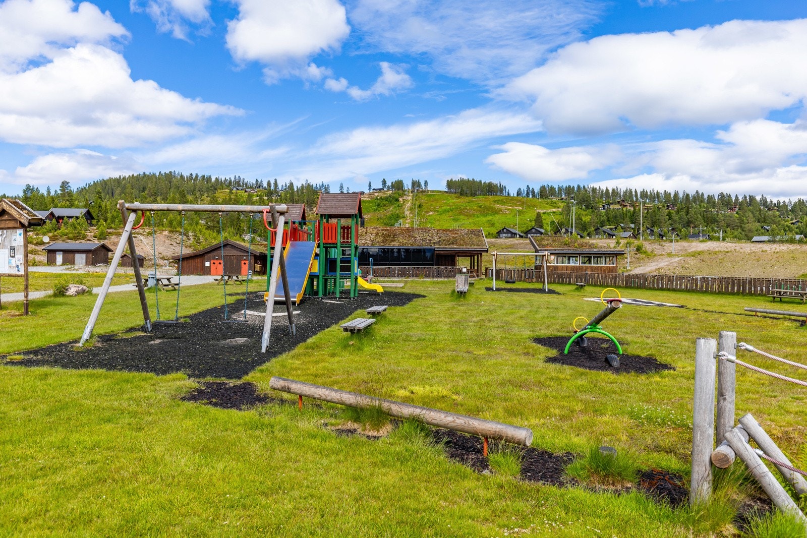 Det er en lekeplass i nærområdet. Denne er til stor glede for de minste. Galleribilde