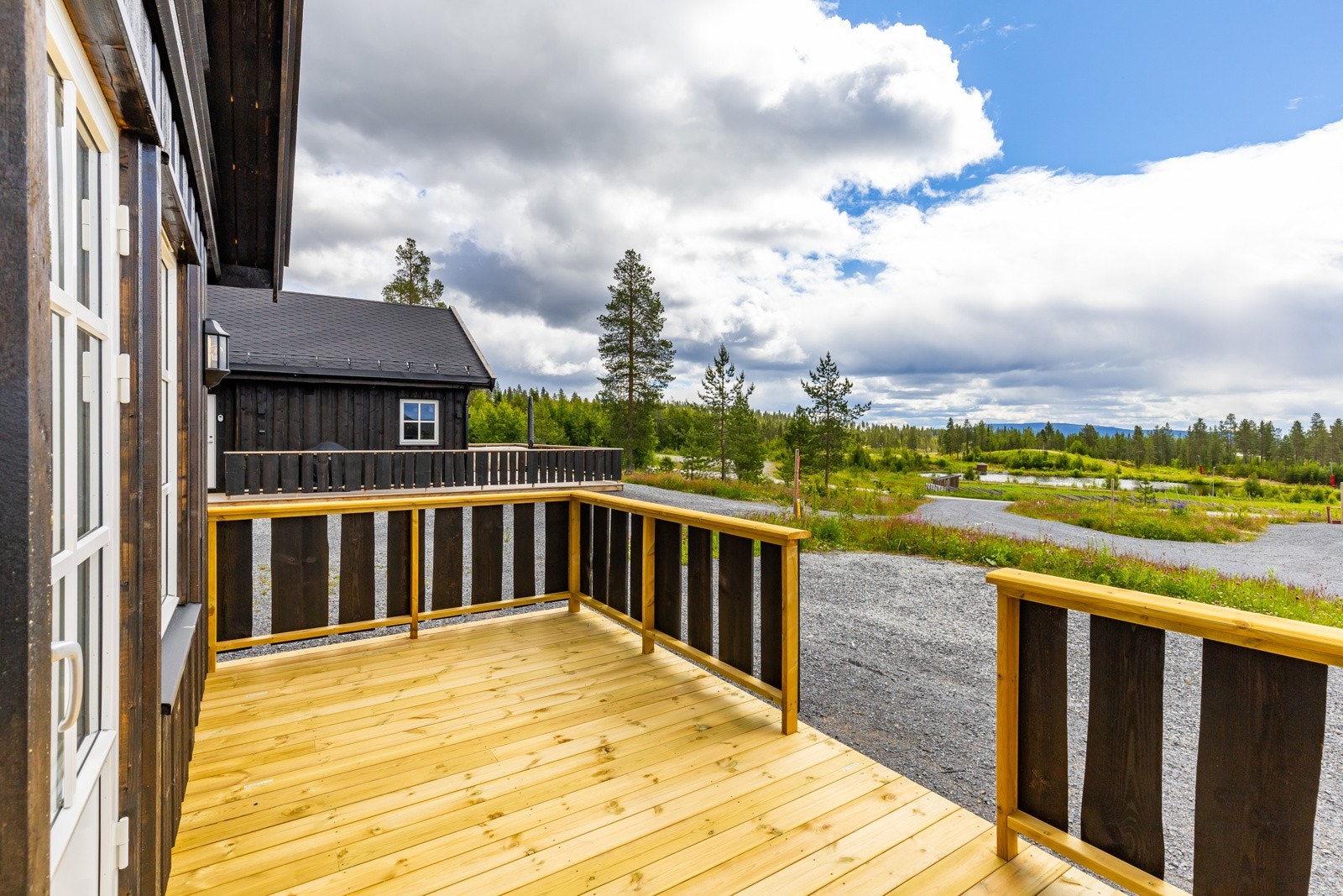 Her kan du plassere utemøbler, slik at du kan spise frokost i morgensolen eller nyte en god bok i ettermiddagssolen. Galleribilde