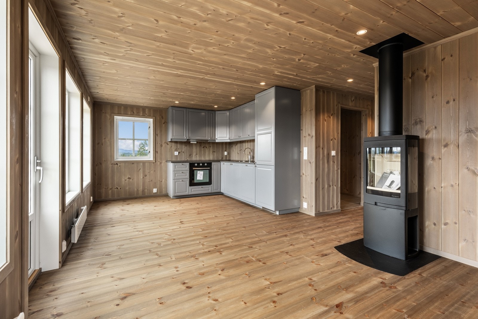 På kvelden kan du nyte varmen fra peisovnen, som både gir god varme og en hyggelig stemning. Galleribilde