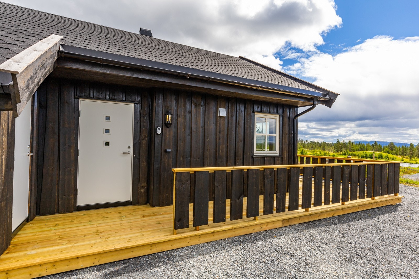 Ekstra lagringsplass finnes i en bod ved siden av inngangsdøra. Galleribilde