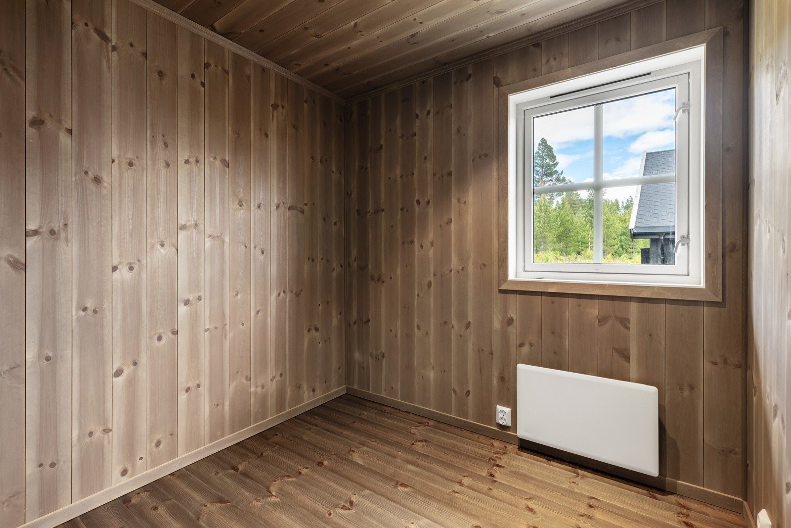 Hovedsoverommet er et lyst og innbydende rom med plass til en stor dobbeltseng. Galleribilde