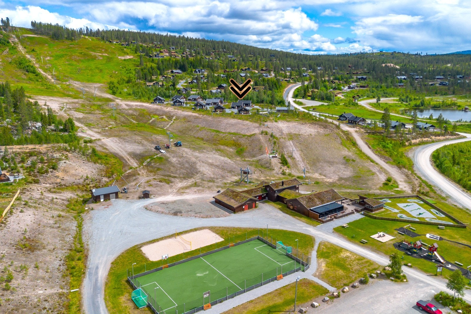 Her finner du lange skiløyper for de som elsker langrenn, en spennende alpinbakke for dem som foretrekker fart og spenning, samt marka som byr på utallige turmuligheter sommer som vinter. Galleribilde