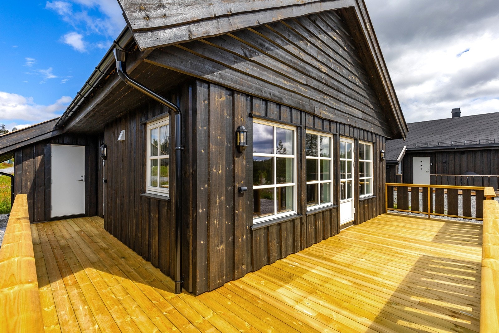 Fra stuen har du direkte utgang til den romslige terrassen på ca. 30 kvm. Galleribilde