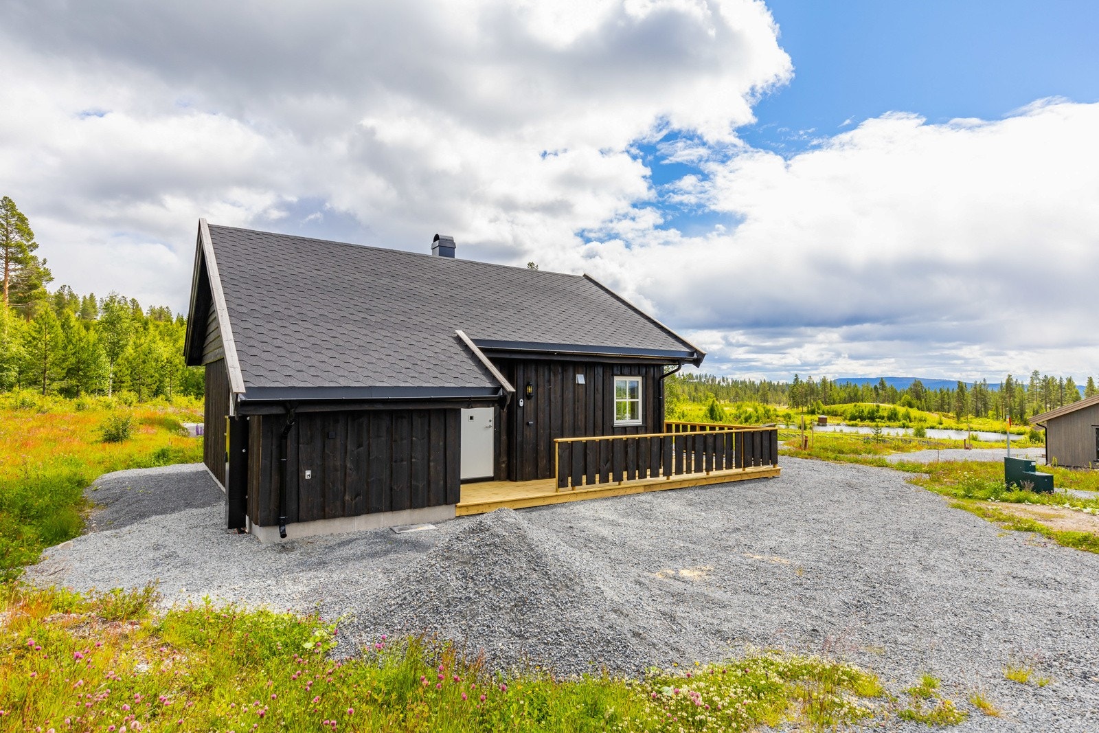 Den romslige gårdsplassen gir plass til flere biler, noe som er praktisk når du har gjester på besøk. Galleribilde