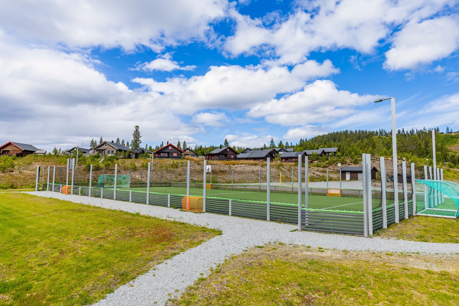 Ballbingen er en sosial møteplass for alle som er glad i fotball eller annen ballek. Ballbingen er 20×40 meter med grusfylt kunstgress og har i tillegg til stor og liten baneinndeling basketkurver for de som flyr høyt. Galleribilde
