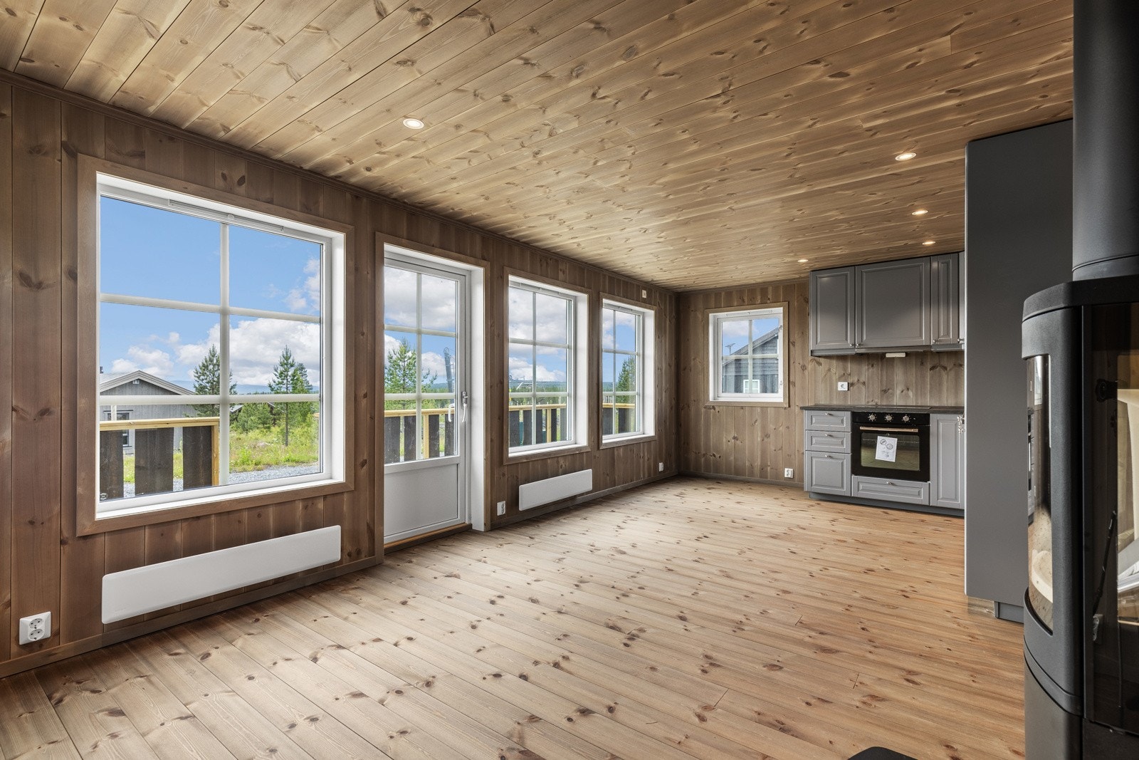 Stuen er hjertet av hytta, og med sin åpne planløsning mot kjøkkenet, blir det et naturlig samlingspunkt for både familie og venner. Galleribilde