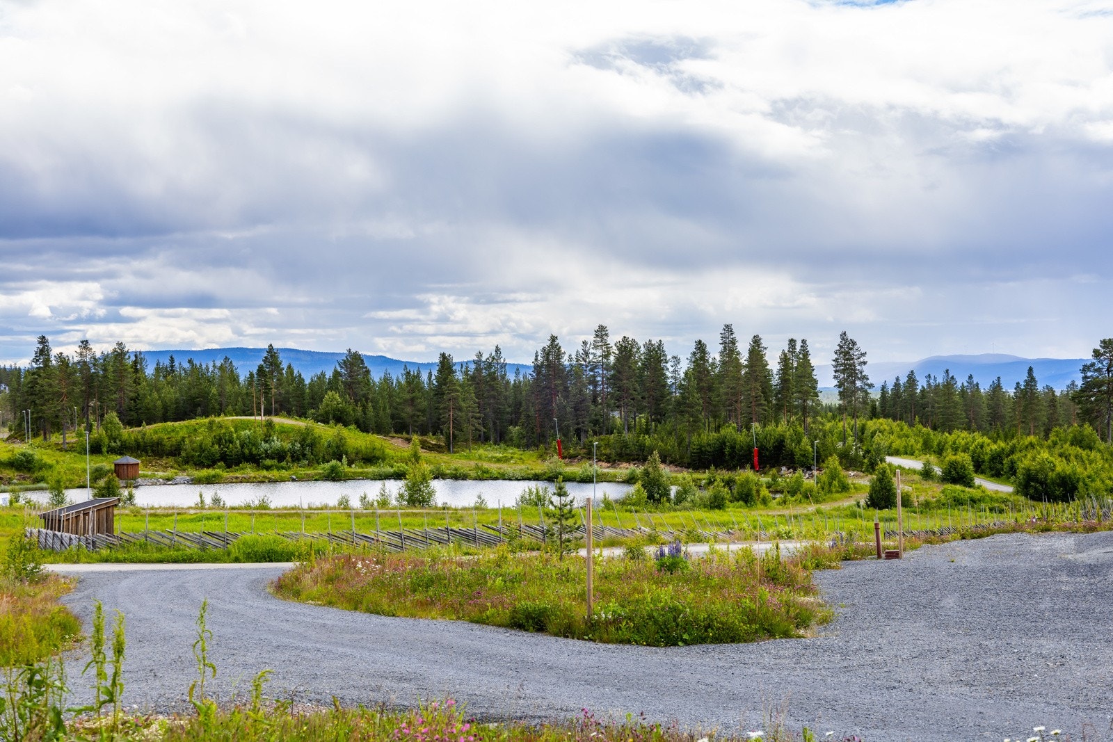 Det er mange kilometer med grusede stier i nærområdet rundt Mattisstua. I tillegg er lysløypa gruslagt med en fast og fin grustrasé med 2 meters bredde i hele løypas lengde. Galleribilde