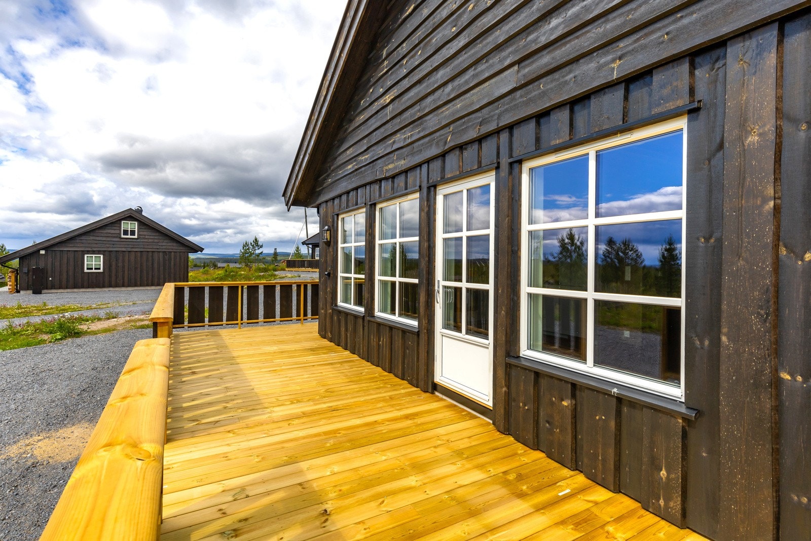 Terrassen er en forlengelse av stueområdet og gir deg muligheten til å nyte de vakre omgivelsene utendørs. Galleribilde