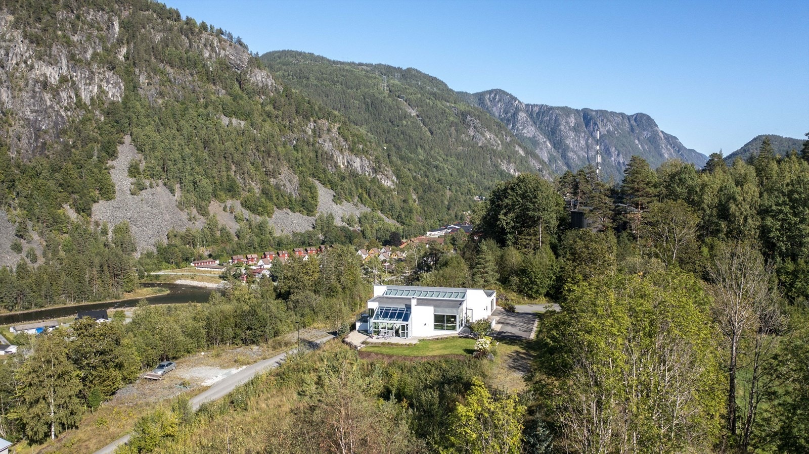 Eiendommen har en særdeles flott beliggenhet i vakre Dalen i Telemark. Galleribilde