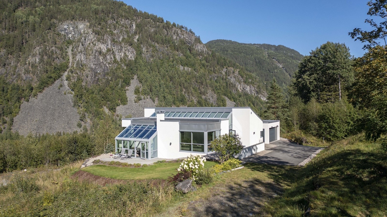 Nyere, arkitekttegnet enebolig med alt på èn flate, åpne løsninger, mye naturlig lys og gjennomgående høy standard i moderne utførelse. Galleribilde