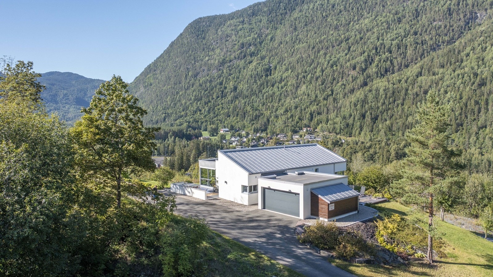 Boligen ligger i nyere del av etablert boligfelt ca. 125 moh med fritt utsyn til vakre fjell og områdene rundt. Galleribilde