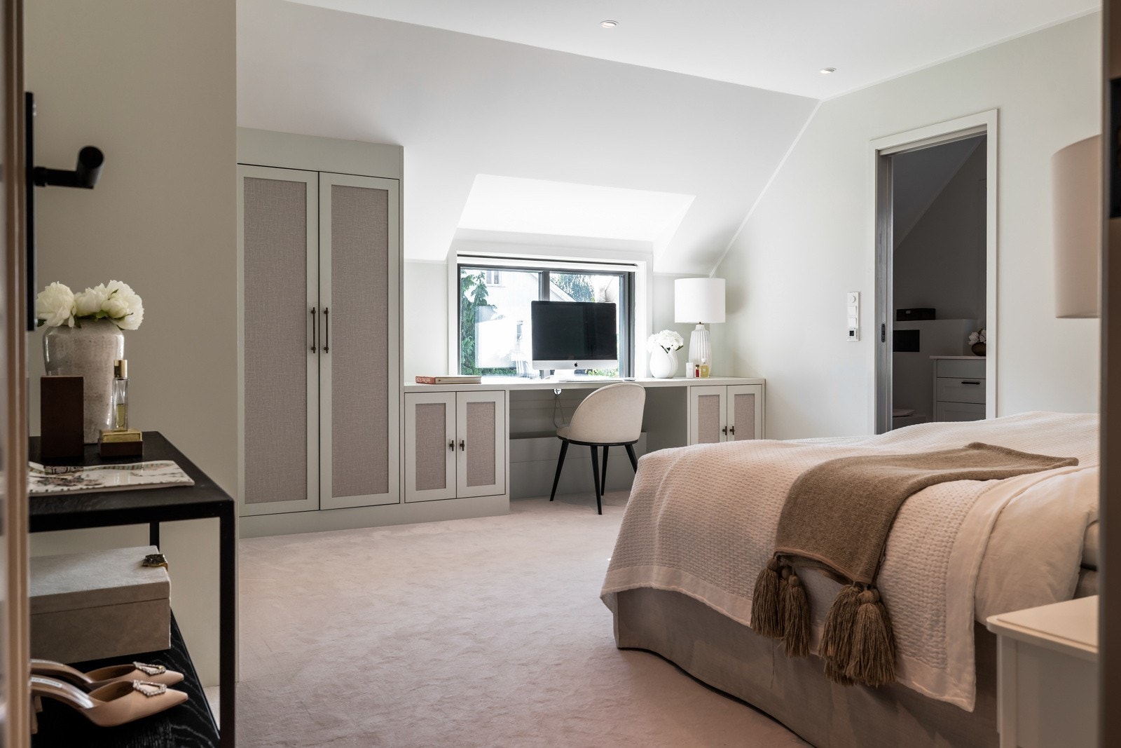Master bedroom 1, med plassbygde garderober, skrivebord og en-suite bad Galleribilde