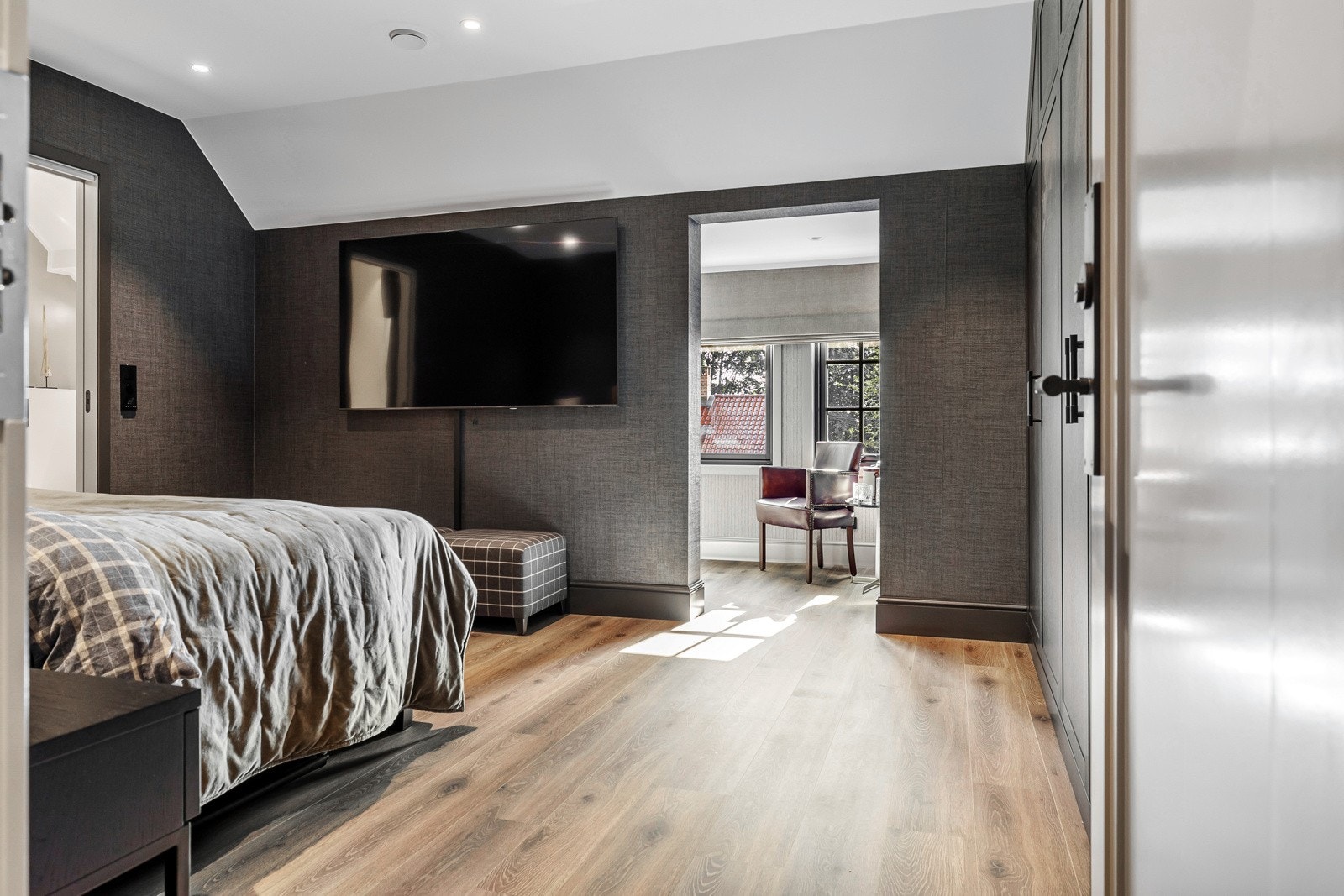 Master bedroom 2, med plassbygde garderober, en-suite bad med badekar og separat kontor Galleribilde
