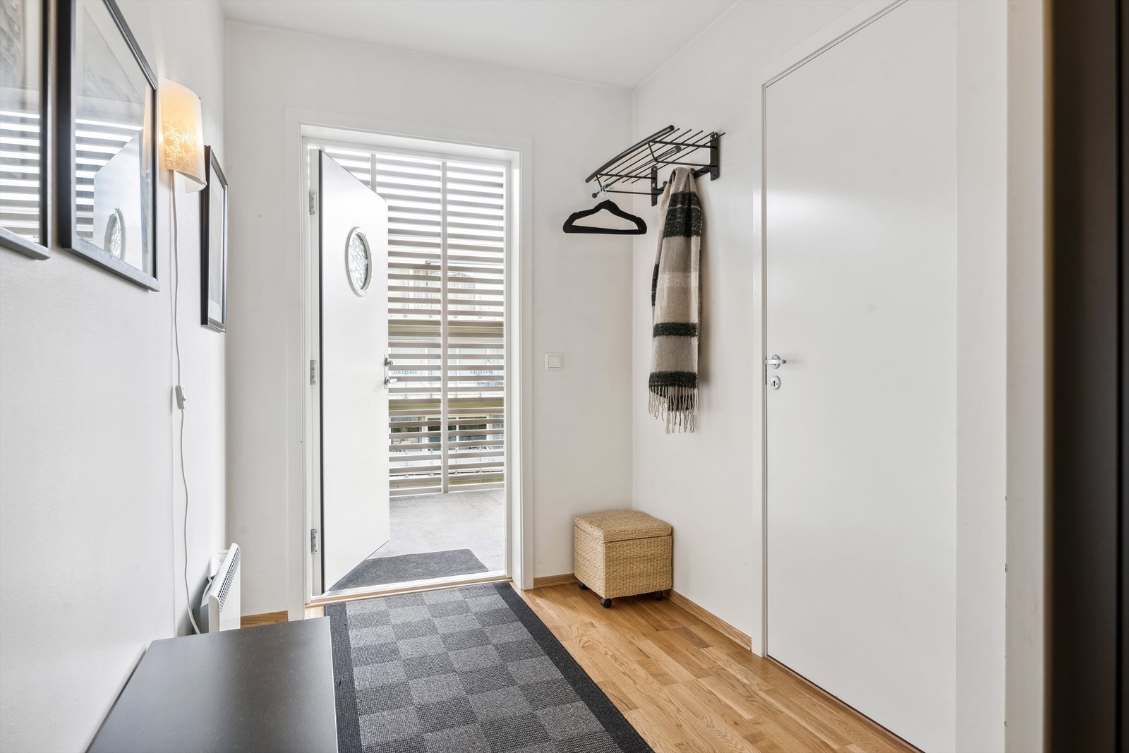 Entré - 2.etg. og inneholder stue med utgang til stor veranda, kjøkken, 2 soverom, bad/vaskerom. Galleribilde