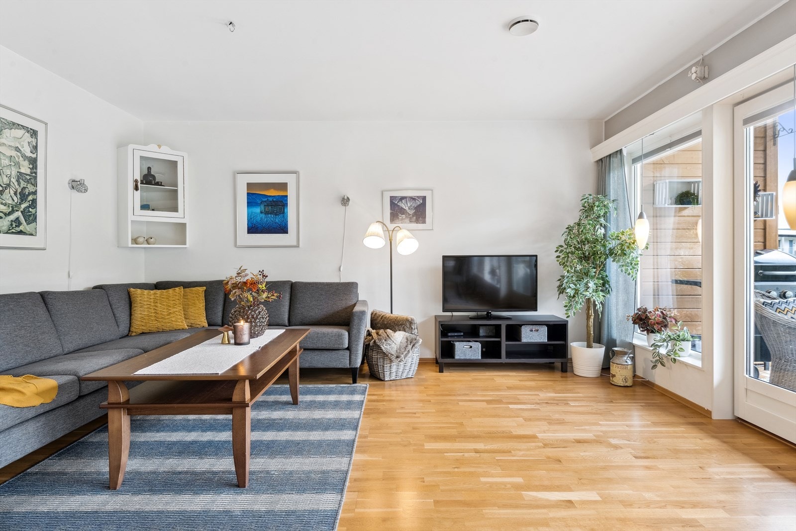 Skyvedør ut til stor overbygd terrasse. Galleribilde