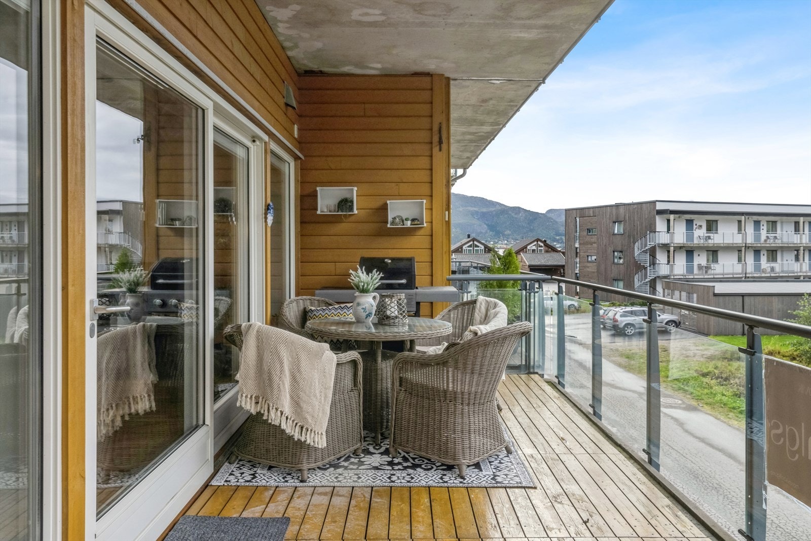 Overbygd terrasse på ca 18 kvm- med ettermiddag og kveldssol. Galleribilde
