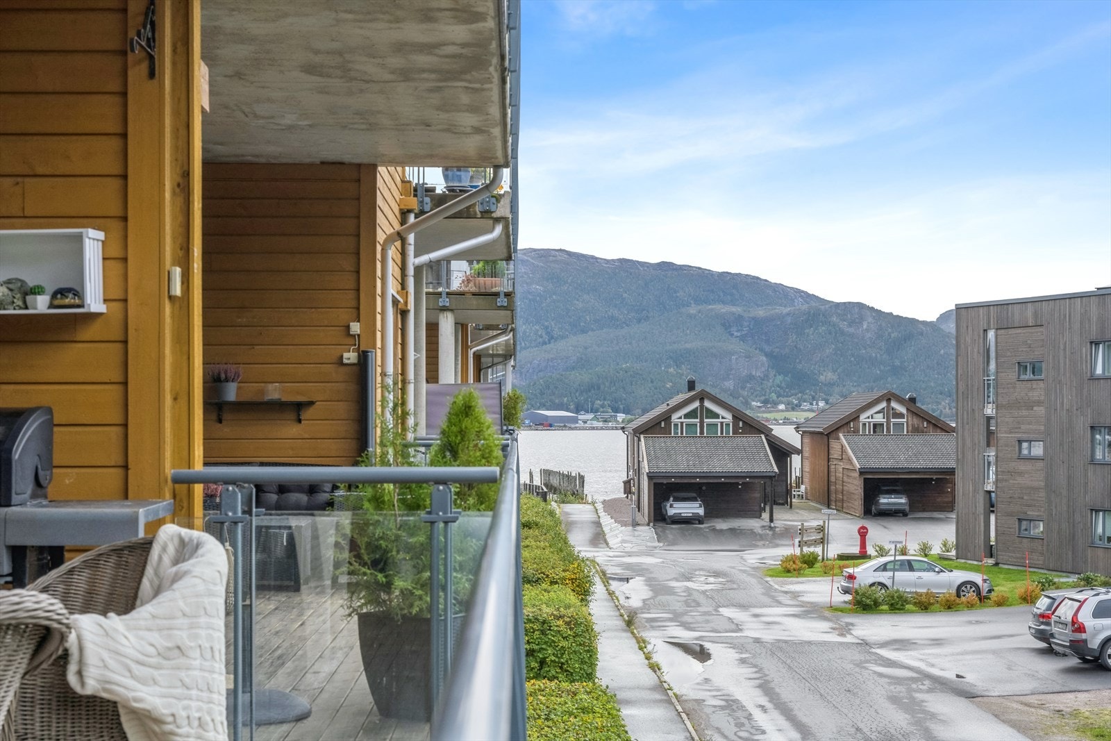 Utsikt og med kort vei ned til sjøen. Galleribilde