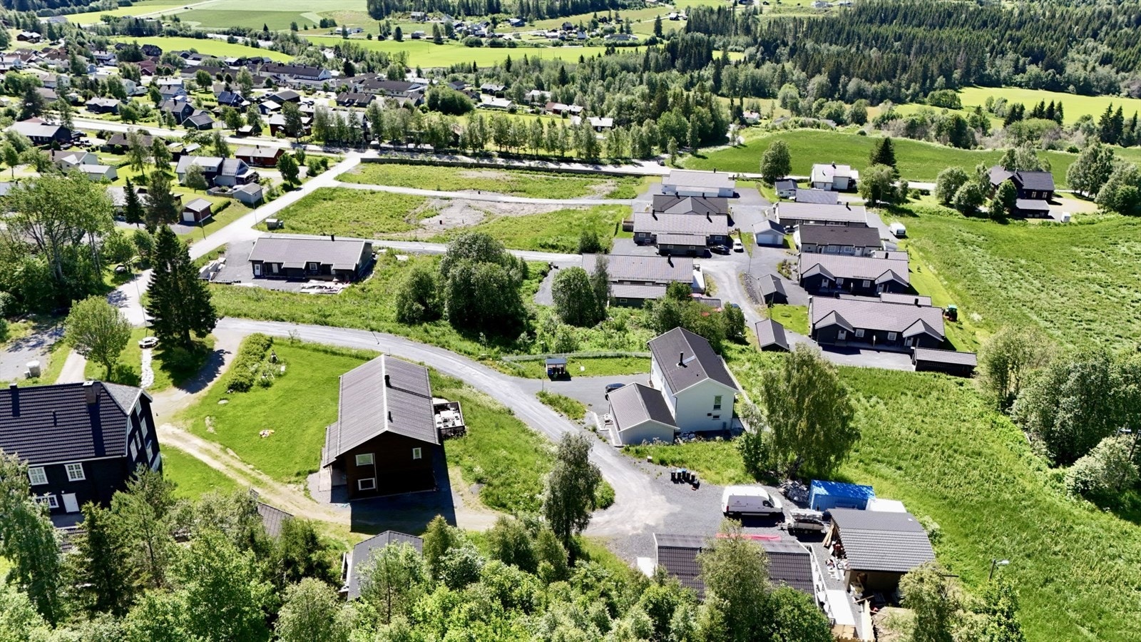 Kort kjøretur til Segalstad bru med flere dagligvarebutikker, vinmonopol, apotek m.m. Galleribilde