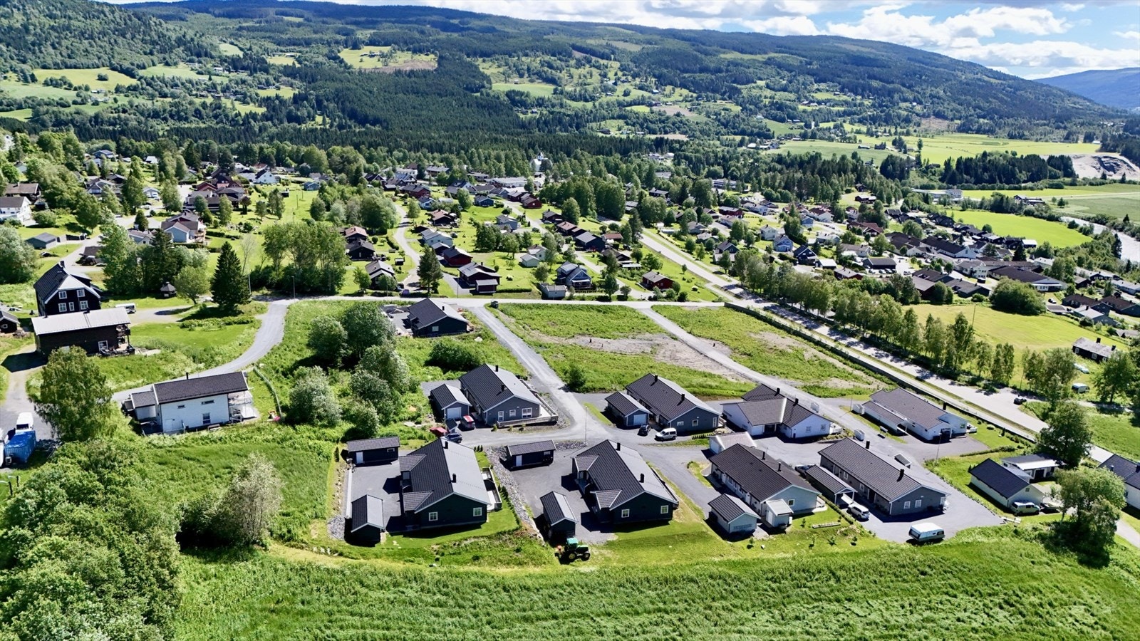 Solrike tomter Galleribilde