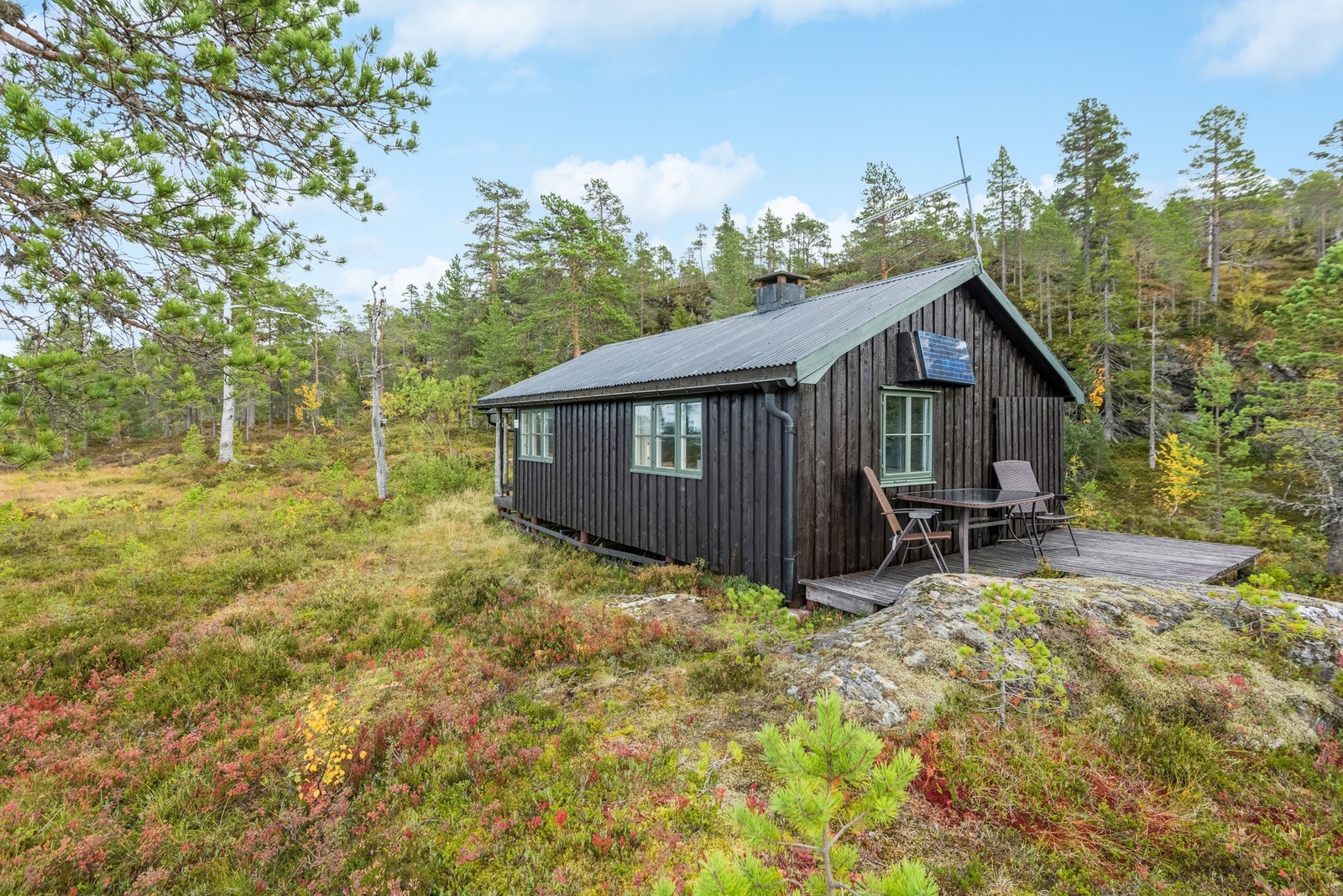 Hytteeiendommen ligger sentralt til i utfartsområdet for Levanger og omegn både sommer og vinter. Det er enklere å bruke hytta ofte når den bare er en kort kjøretur unna. Veien er kjørbar sommer som vinter. Galleribilde