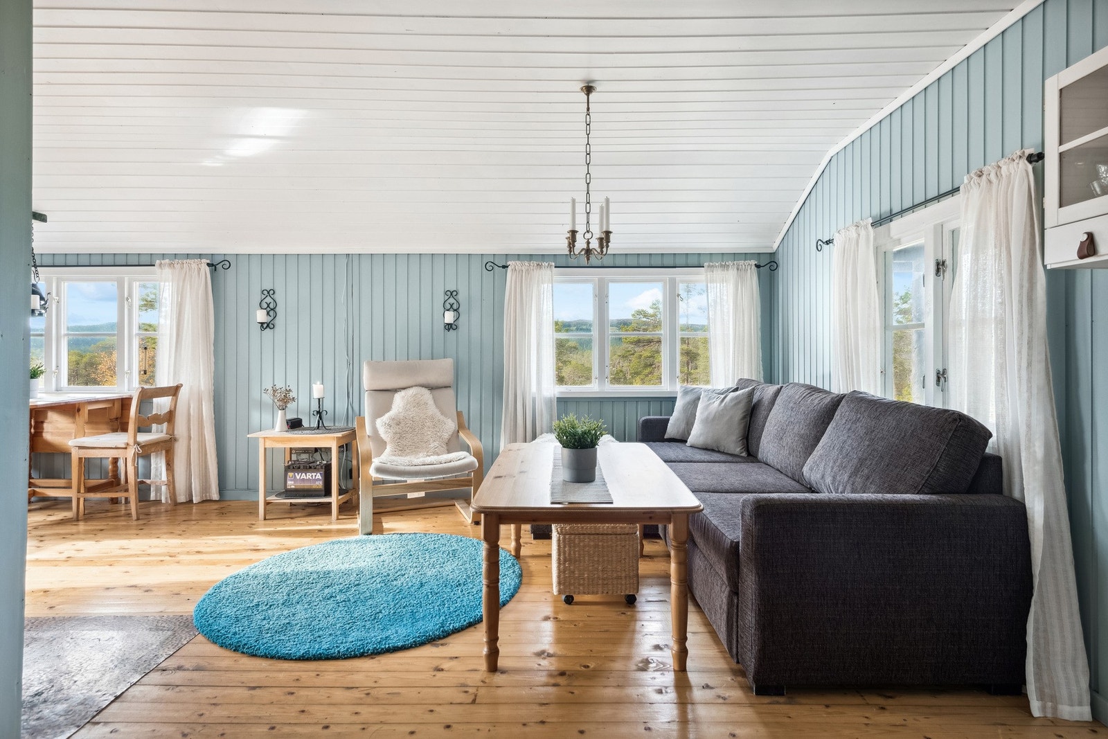 Hytta har flere vindusflater som gir godt med naturlig lysinnslipp. Galleribilde