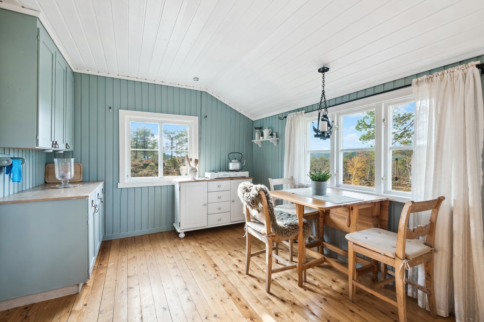 Trivelig kjøkkenkrok med plass til spisemøbler. Galleribilde