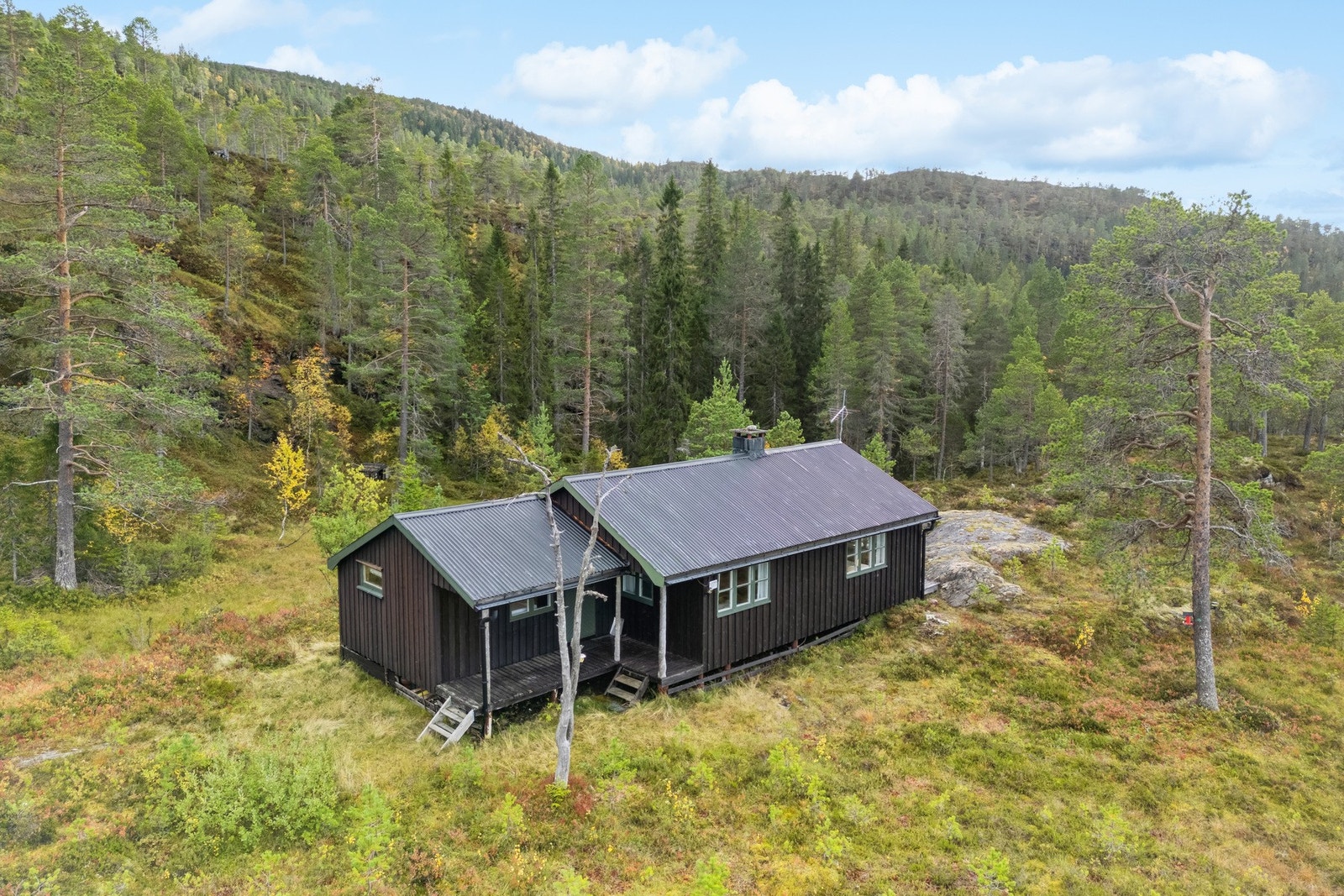 Hytta ligger fint og skjermet til høyt i terrenget med ingen innsyn fra hyttenaboer. Galleribilde