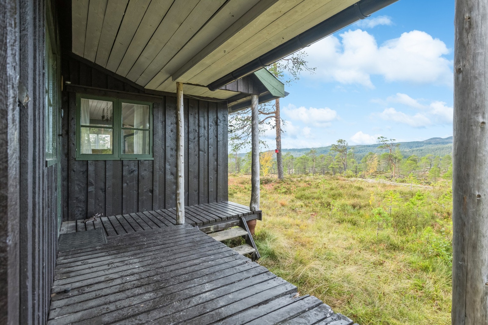 Hytten har delvis takoverbygget inngangsparti. Galleribilde