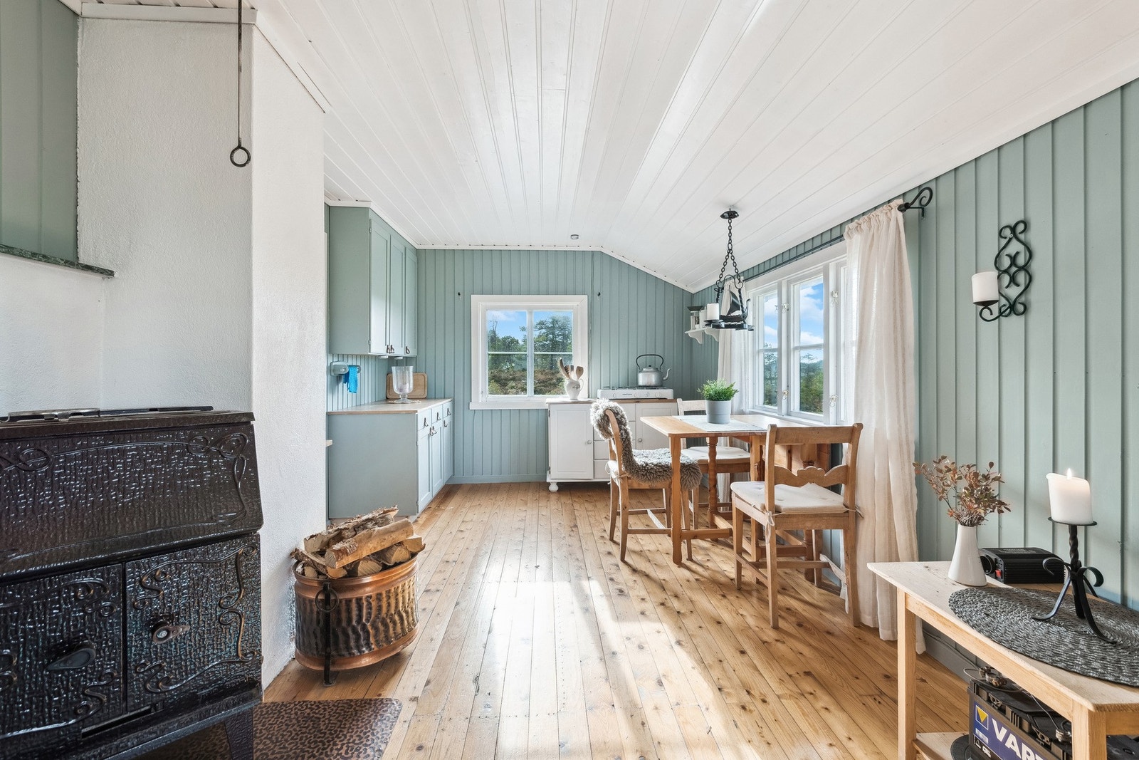 Hytten er et utmerket utgangspunkt for jakt og fiske og rundt hytta finner man også flere oppmerkede stier i flott turterreng Galleribilde