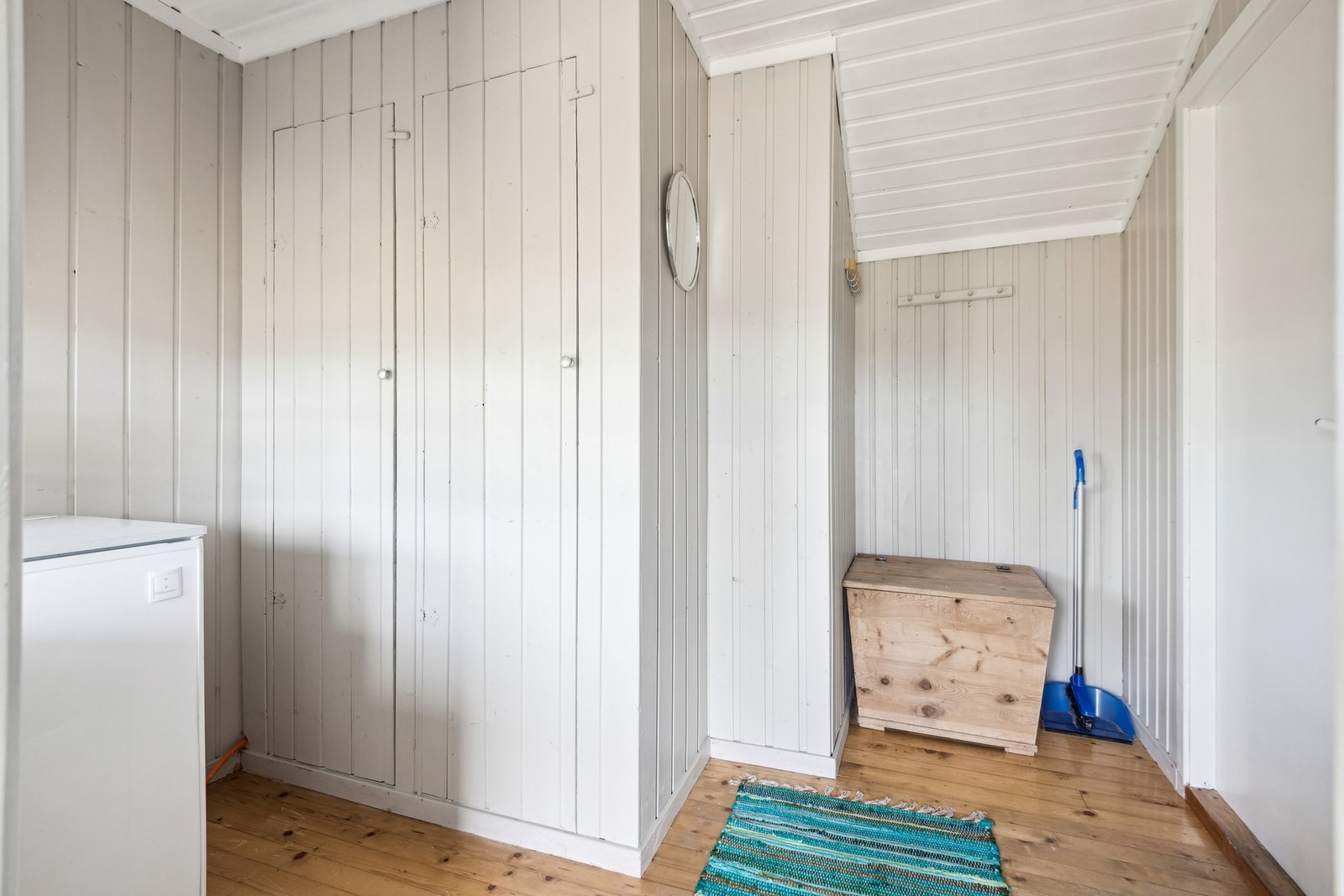 Gang med plass til oppbevaring av sko og klær. Galleribilde