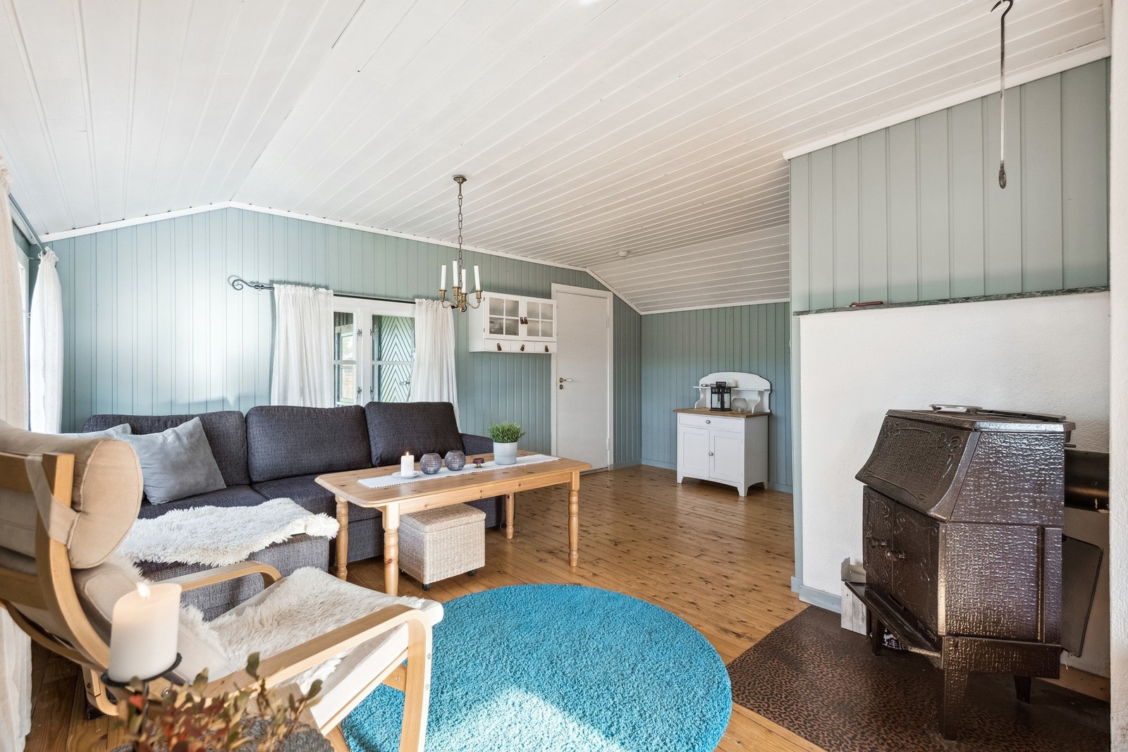 Stuen er lys og innbydende. Varmes opp med vedfyring. Galleribilde