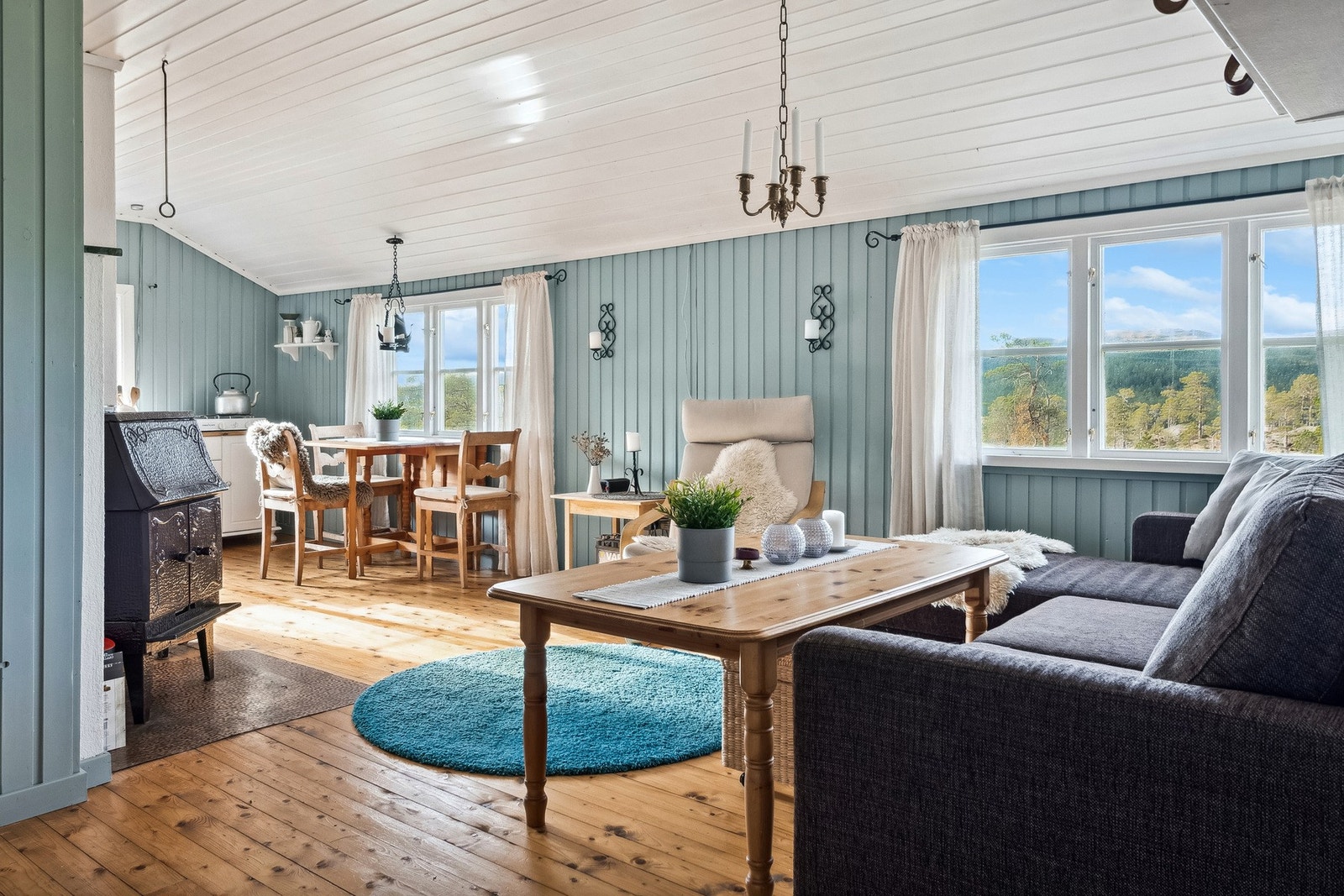 Romslig stue og kjøkken på 25 m2. Galleribilde