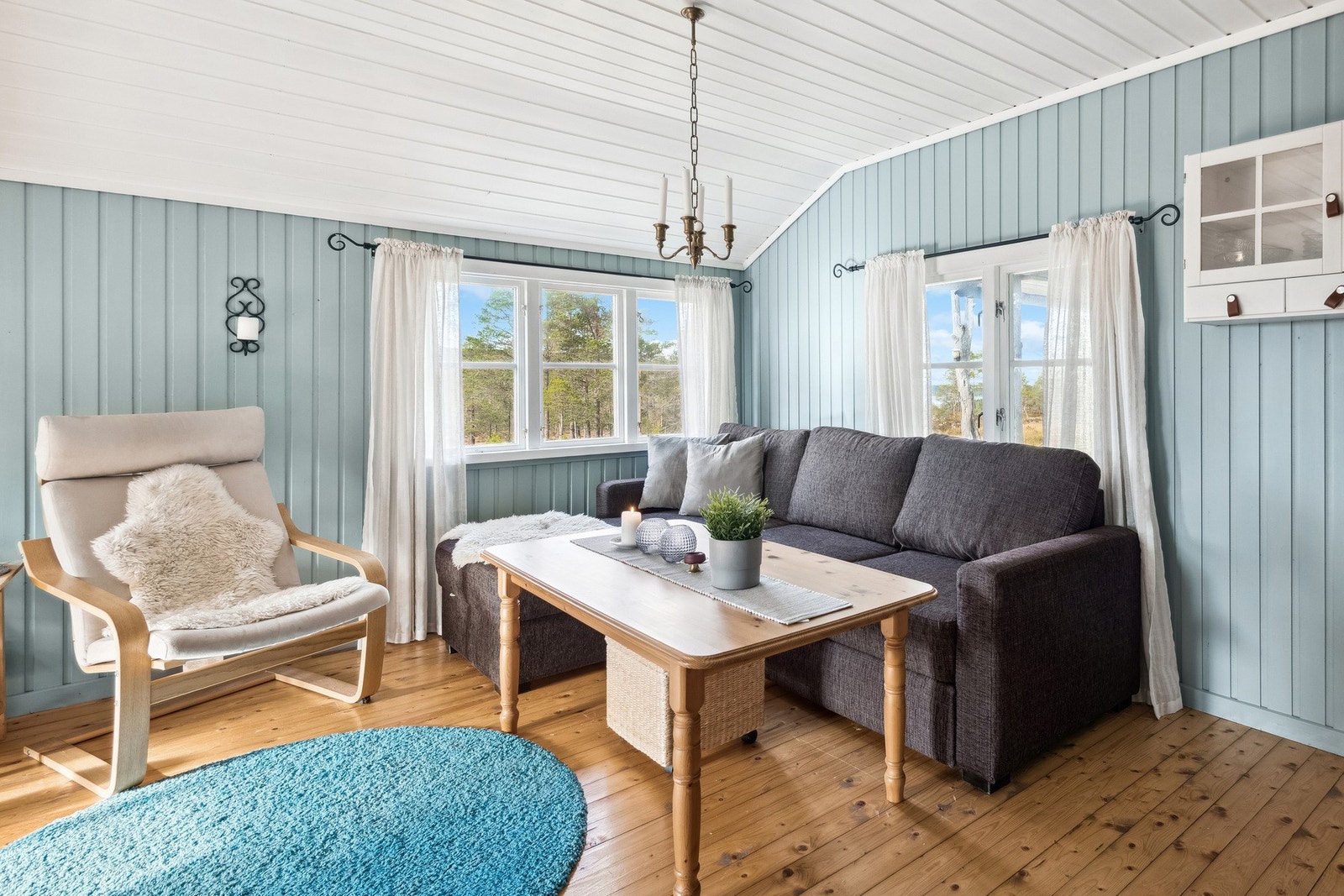 Eiendommen ligger i rolige omgivelser omkranset av fjellnatur i et hyttefelt ca. 700 meter fra Tomtvatnet Galleribilde