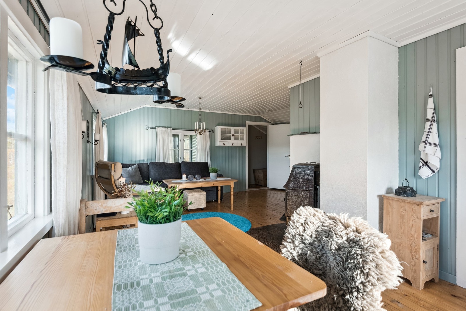 Stuen og kjøkkenkroken har en åpen løsning som gir en åpen og luftig atmosfære. Galleribilde