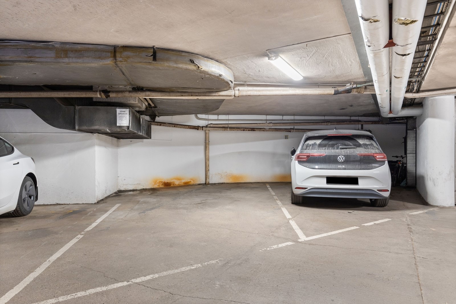 Romslig garasjeplass i lukket anlegg. Galleribilde