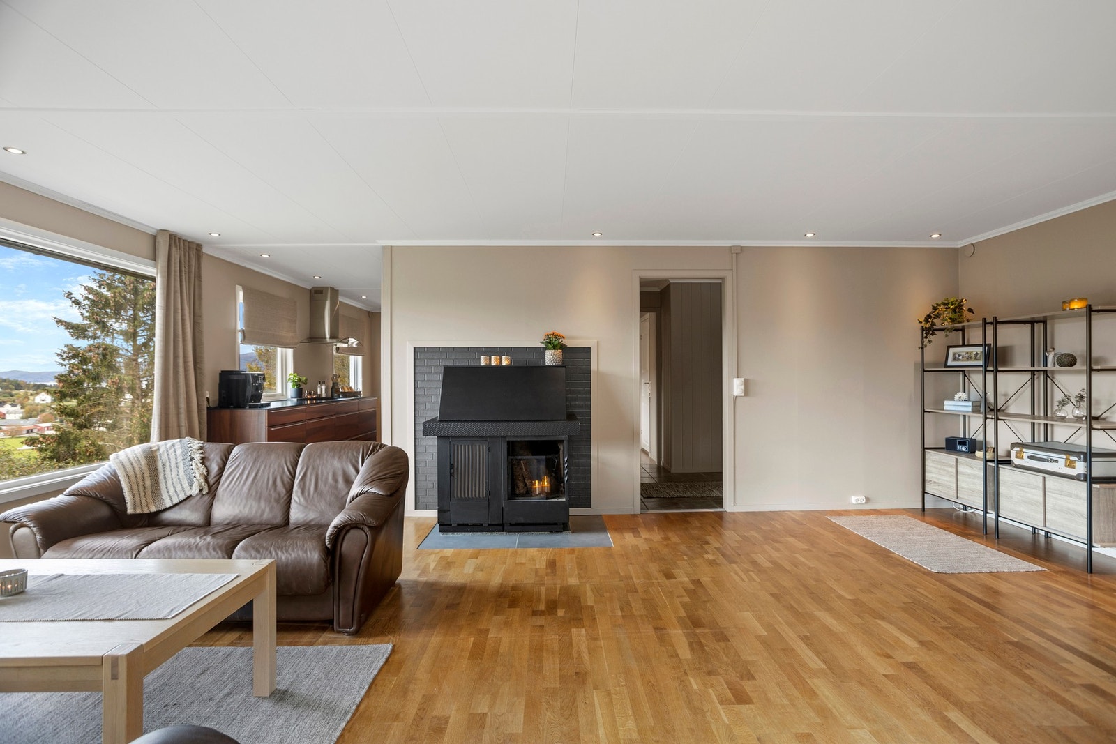 Stuen måler til sammen - 32,5 kvm. Downlights i tak gir en god grunnbelysning. Galleribilde