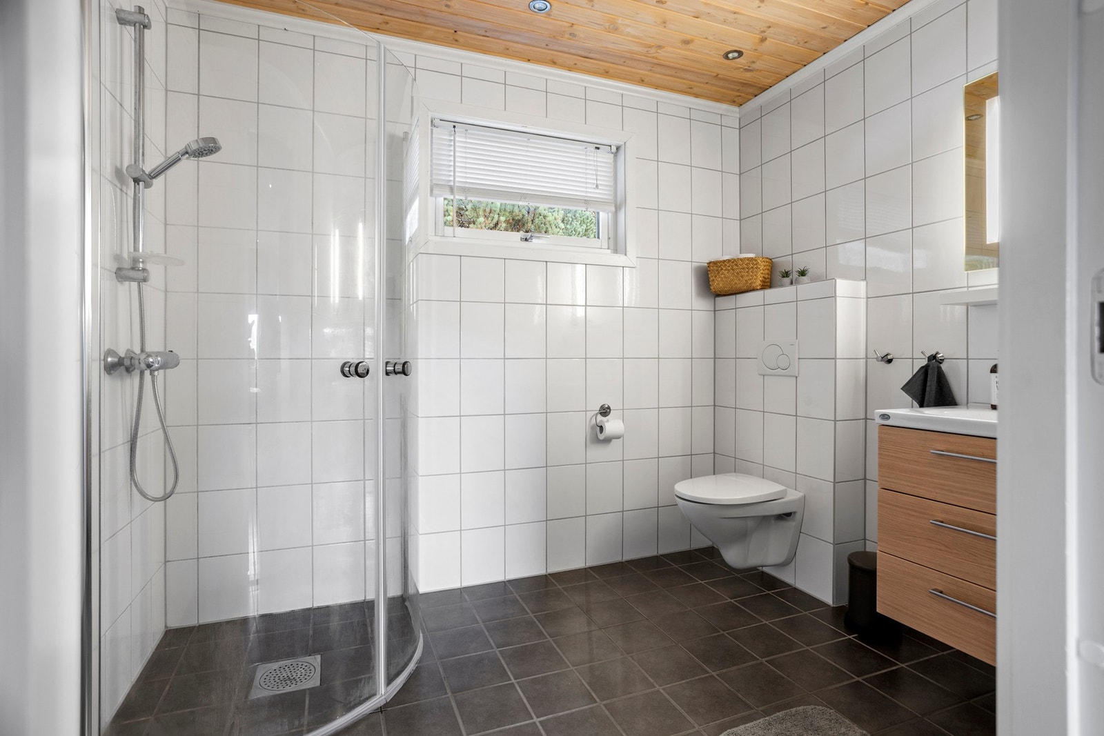 Bad - 5,5 kvm. Lyst og romslig med moderne utførelse. Galleribilde