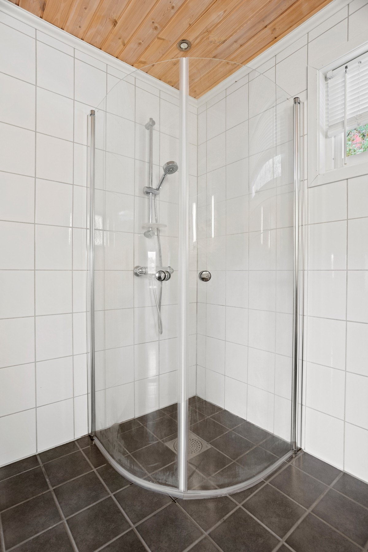 Varmekabler i gulv, downlights i tak. Galleribilde