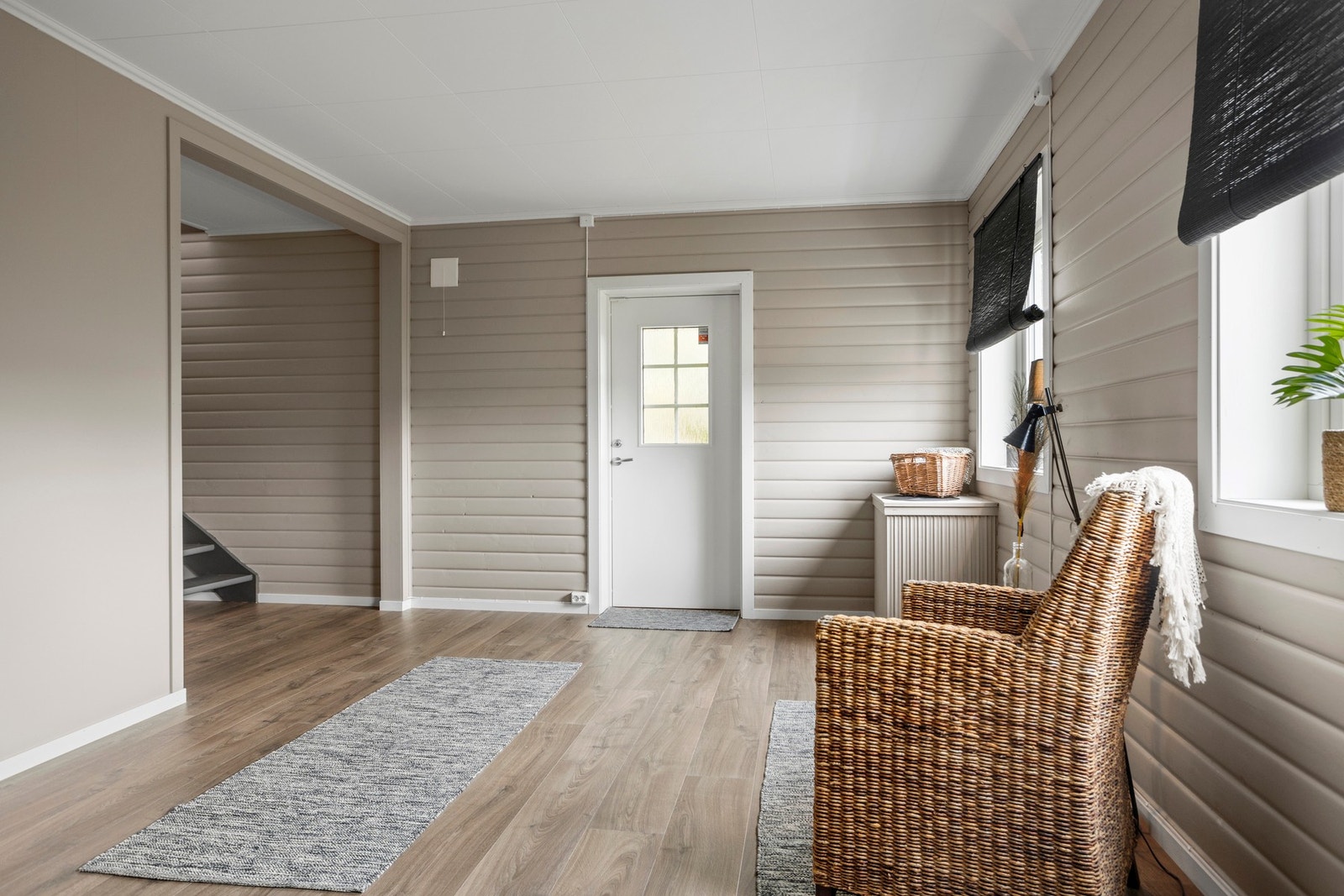 Egen inngangsdør for sokkeletasjen. Galleribilde