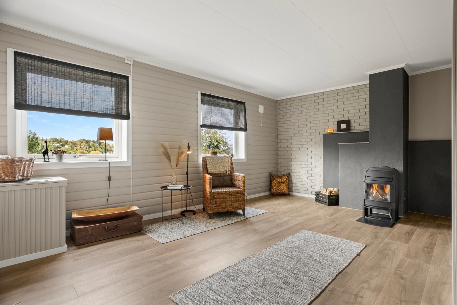 Rom innredet som kjellerstue - 23,5 kvm. I 2024 ble det lagt nytt gulv, satt inn nye vinduer og malt overflater. Galleribilde