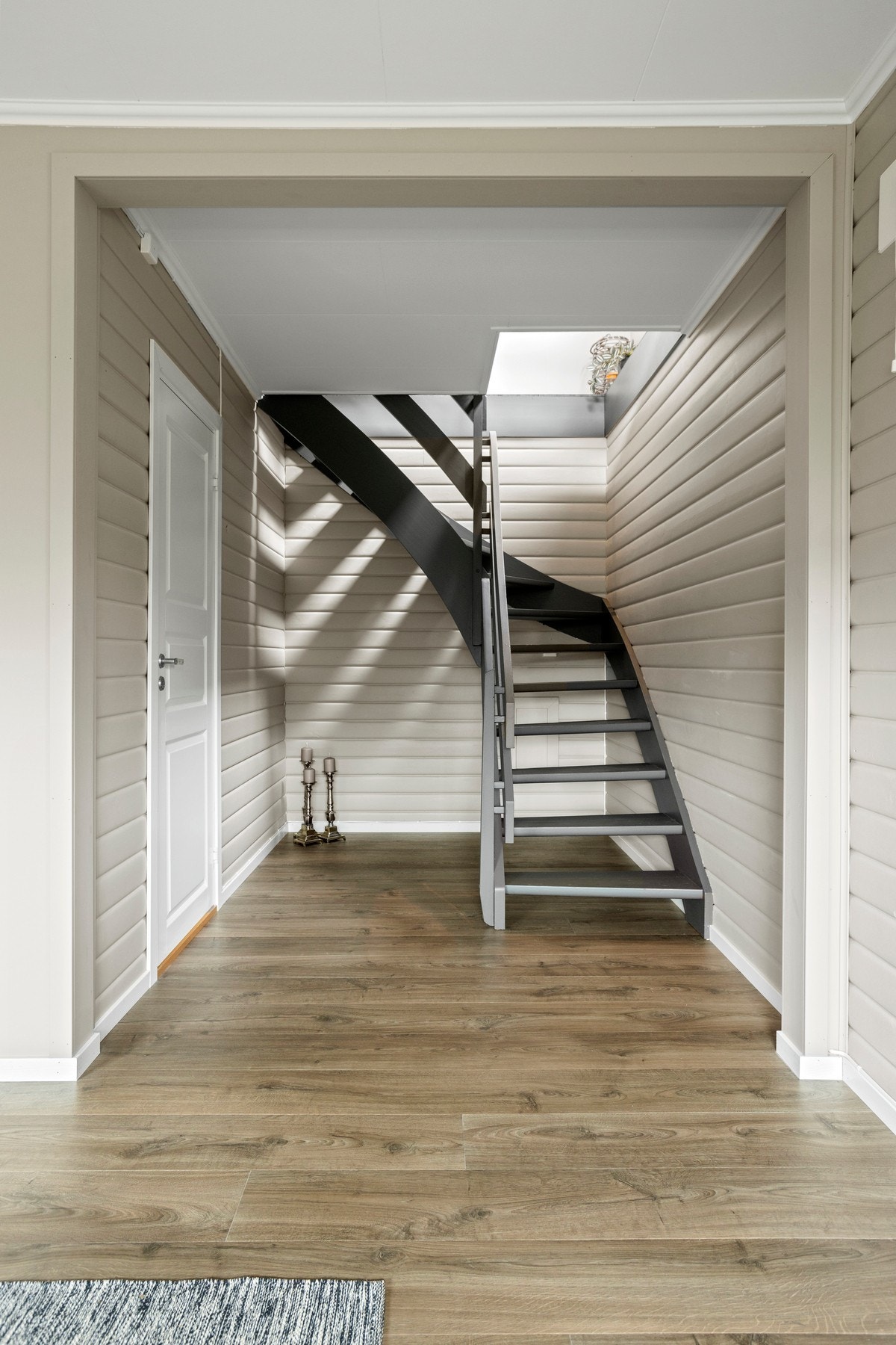 Trapp ned til nyoppusset kjellerstue. Galleribilde